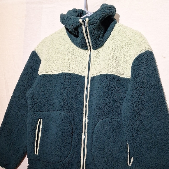 3/$20--Sherpa Teddy Jacket, 2-Tone Green, Oversized, Universal Sz 4, NWOT - Picture 8 of 12